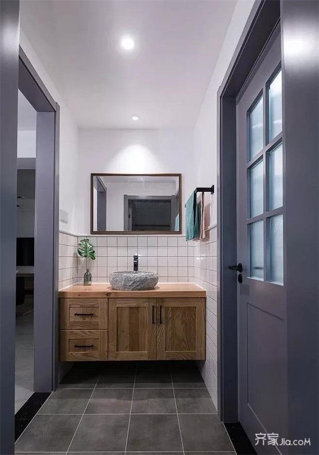 卫生间感觉清爽就好,墙面用的是白色九宫格瓷砖,利用下水管的地方,做