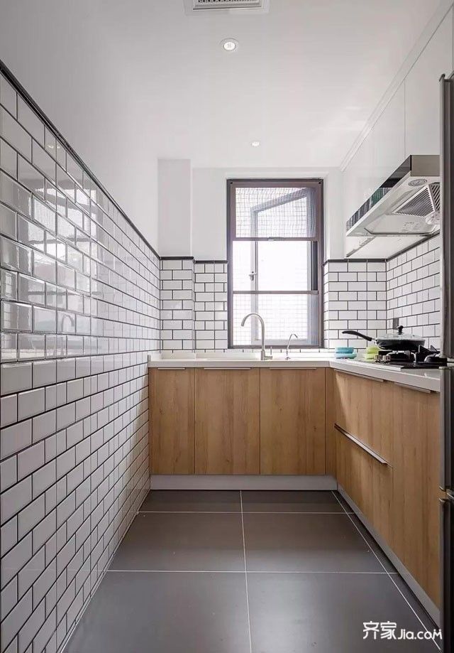 厨房灰色哑光地砖,搭配工字铺白色墙砖,不置顶以黑色收边,与木色柜门