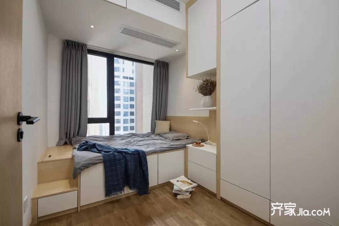 由于衣柜的设计和床头柜结合起来,床头部分有种嵌入感,也会感到些许