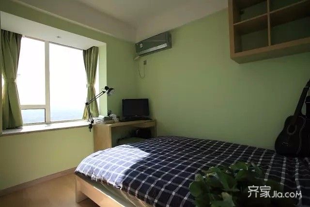 次卧的墙面采用简单的浅绿色乳胶漆进行涂刷.