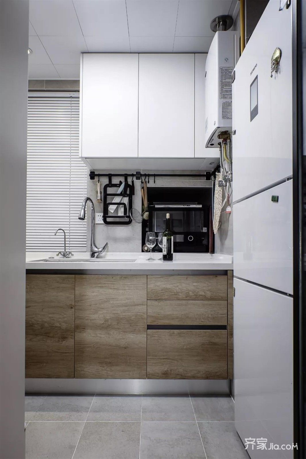 厨房淡灰色瓷砖,橱柜两色搭配,白色吊柜让狭小空间明亮,同时有层次