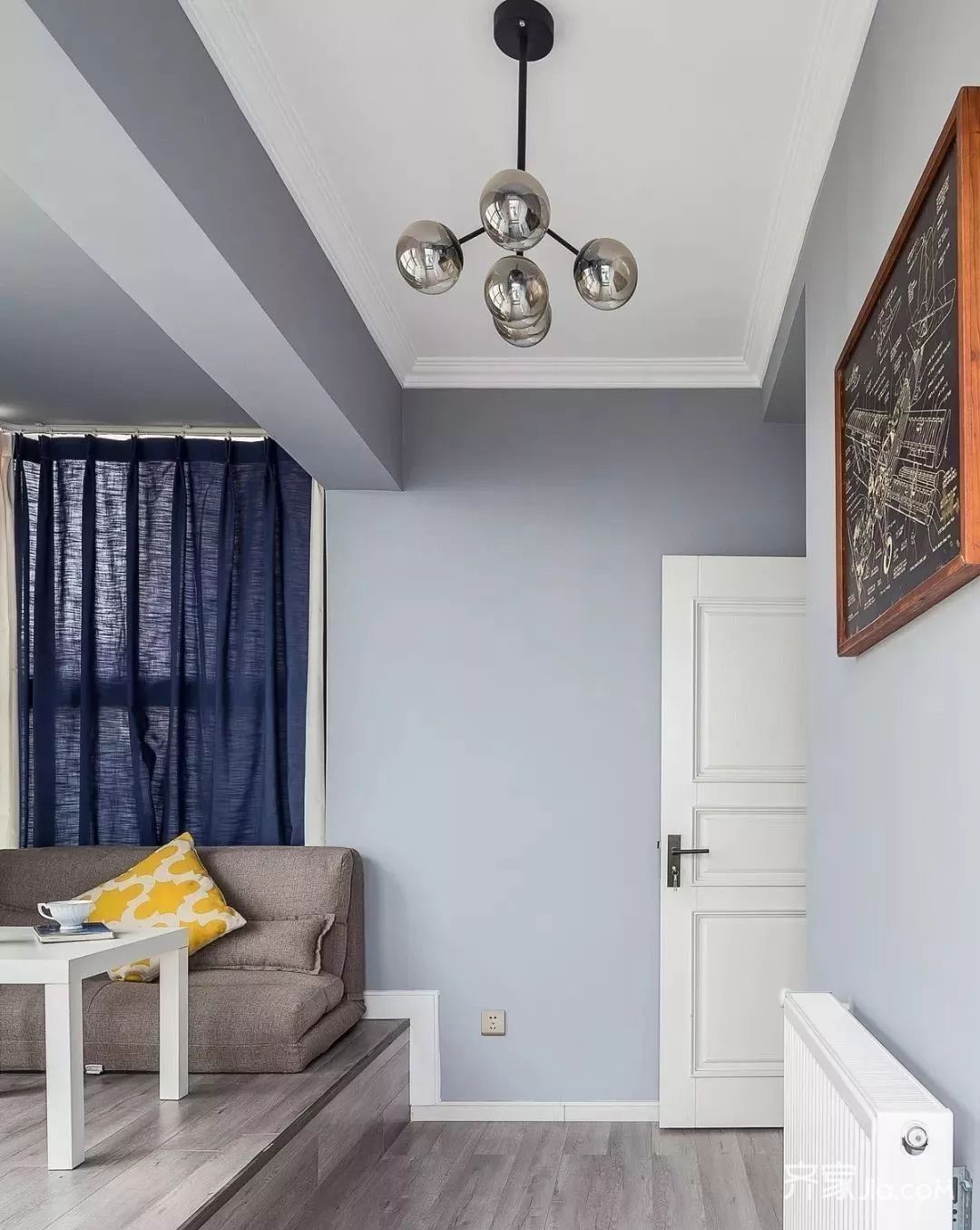 浅蓝和白色相间,比较清新舒适,墙面和客厅一样采用的灰色乳胶漆