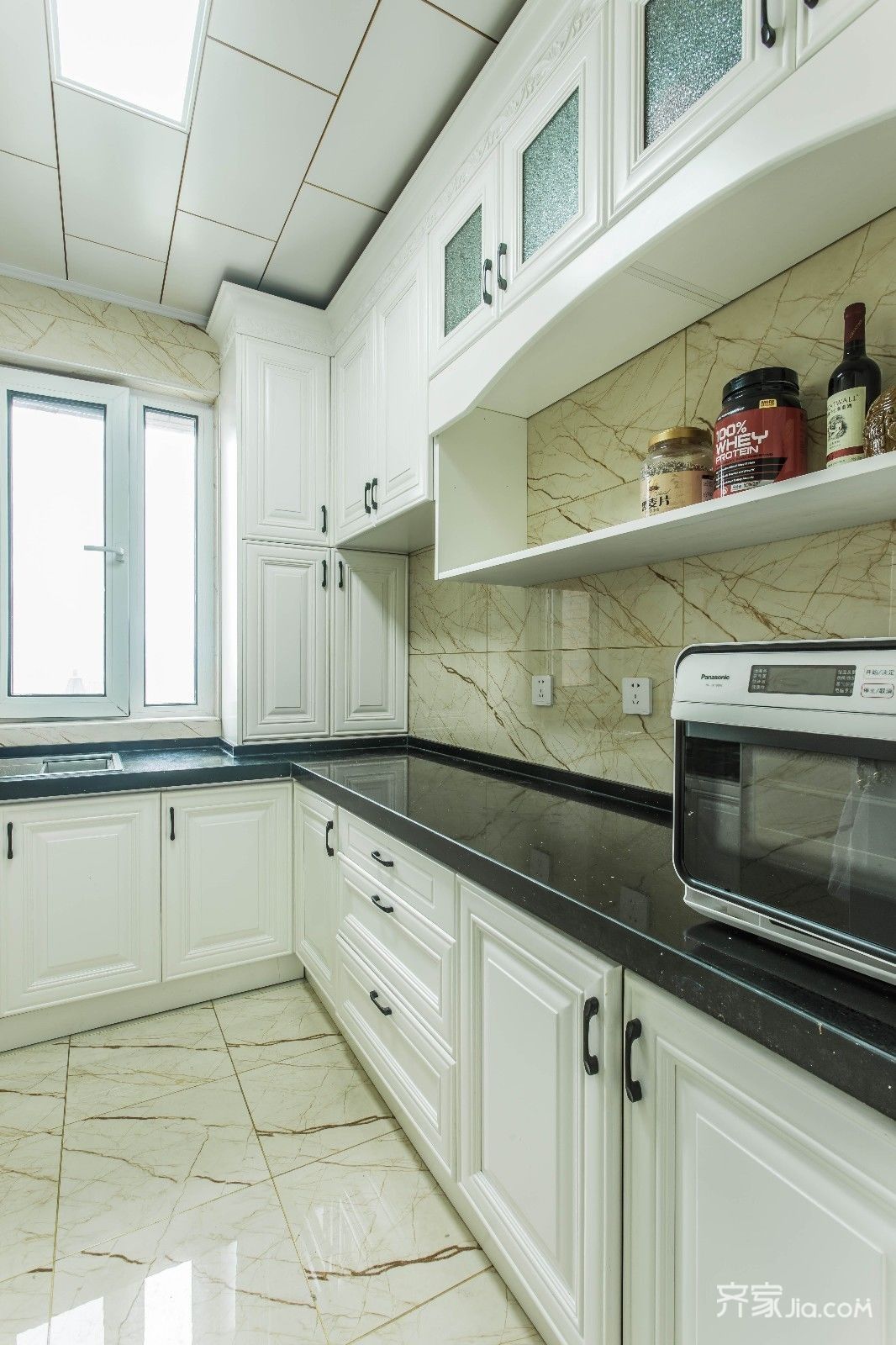 厨房空间,石材纹理瓷砖通铺,安置白色吸塑橱柜.
