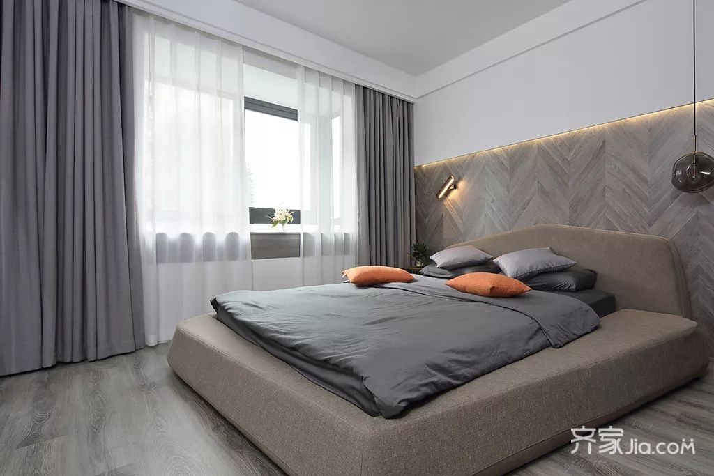窗帘装到飘窗里侧,避免了窗户漏光的问题;暖灰色的布艺床,搭配灰色