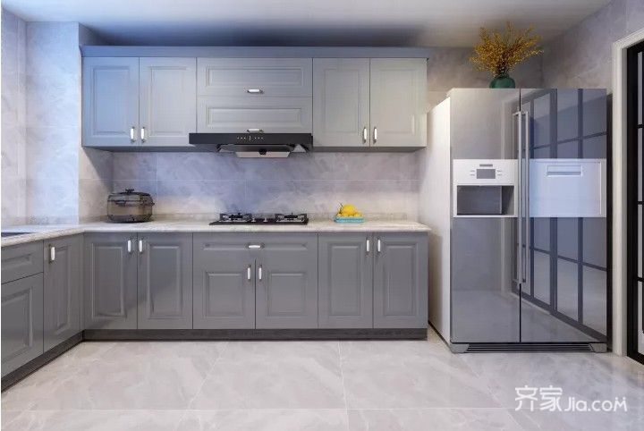 厨房用小白砖和白色烤漆橱柜柜门等浅色厨房用品也在一定程度上缓解了