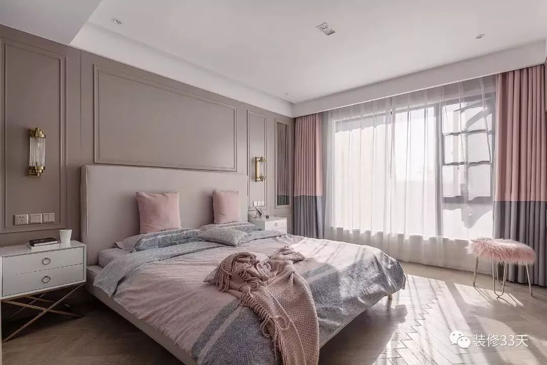 主卧室的床头背景墙精致的线条感,搭配灰粉色调的床品 窗帘,打造温馨