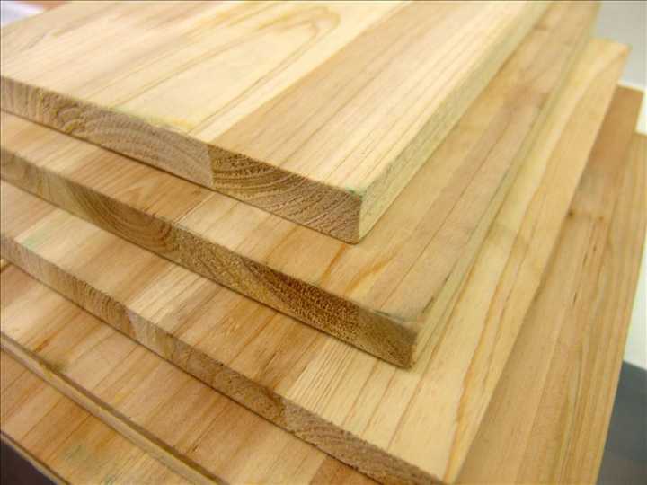 木质纤维或其它植物纤维为原料,施加脲醛树脂或胶黏剂制成的人造板材