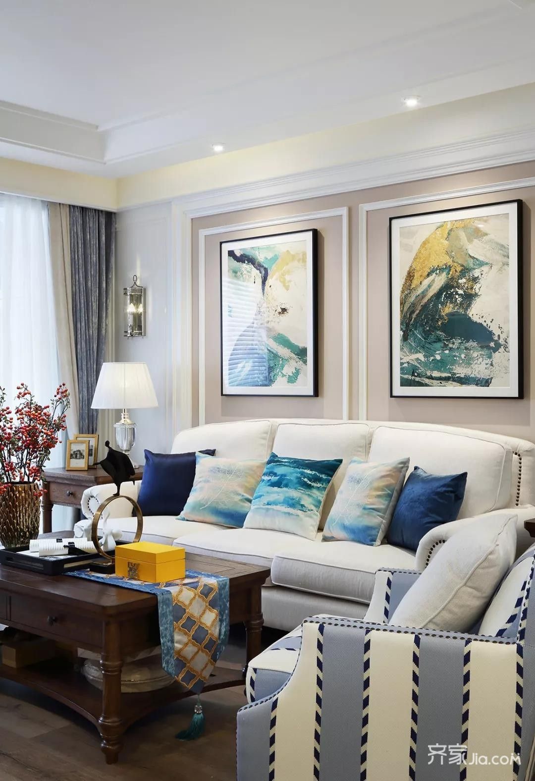整个客厅以现代优雅的空间,搭配上舒适惬意的轻美式家具与软装