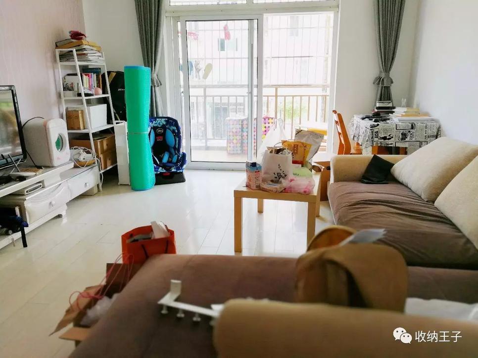 经过了一天的收拾整理,除了茶几上还有些杂乱外,客厅已经初具规模.