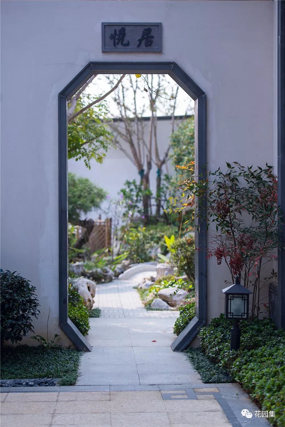 中庭景观除了盆景,还可以通过 月洞门的借景,把后花园的景借到中庭