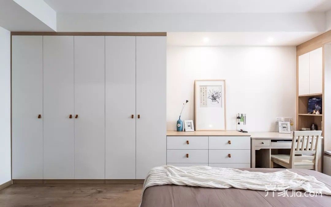 床尾的衣柜 斗柜 书桌组合,简洁舒适的设计,显得格外的大方舒适.