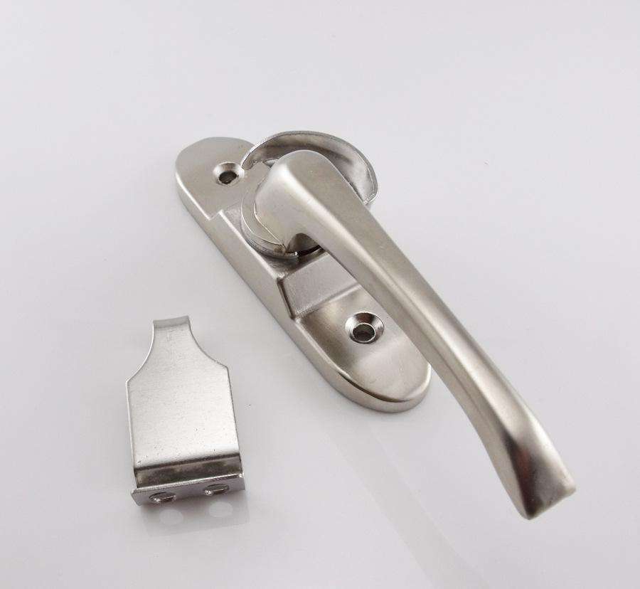 游玩别忘安全！两名儿童被卡 消防转危为安