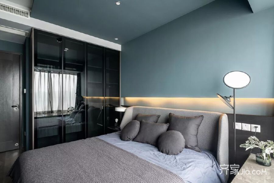 床头背景墙内嵌暖光灯带, 让空间增添了一份轻盈的温暖.