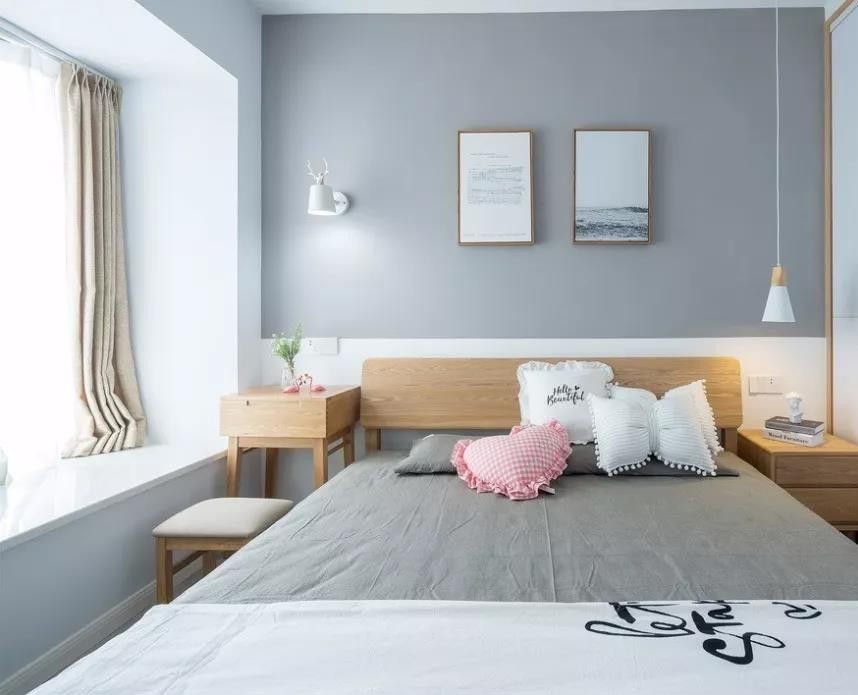 原木床和灰色床品描绘最美好的睡眠空间,香槟色的纱帘给卧室添加了