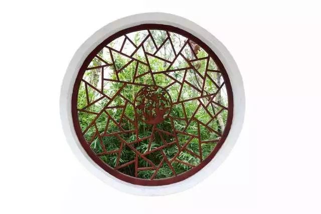 在传统的苏式园林中存在着大量圆形的窗,透过圆形的窗,半遮半掩之间
