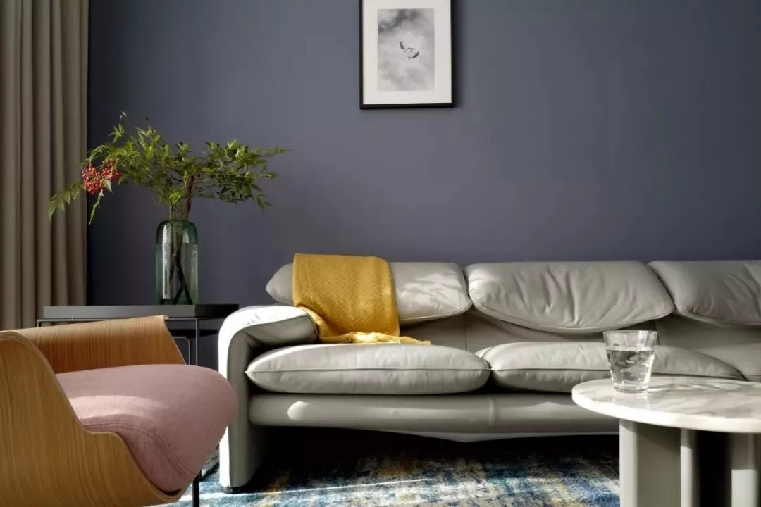 灰蓝色的沙发背景墙,搭配暖灰色皮质沙发,柔软舒适中又带着雅致的韵味