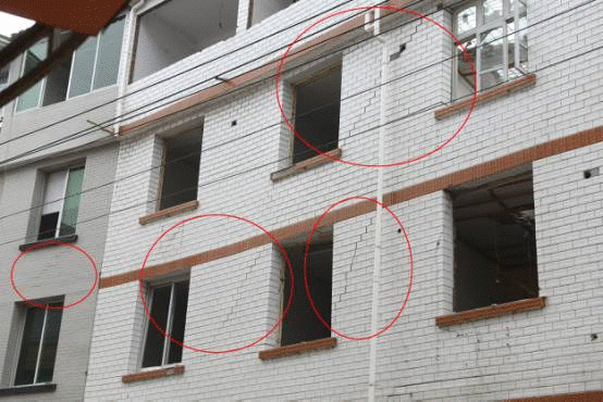 砌体结构:受压墙受力方向有大于2mm的缝隙等.