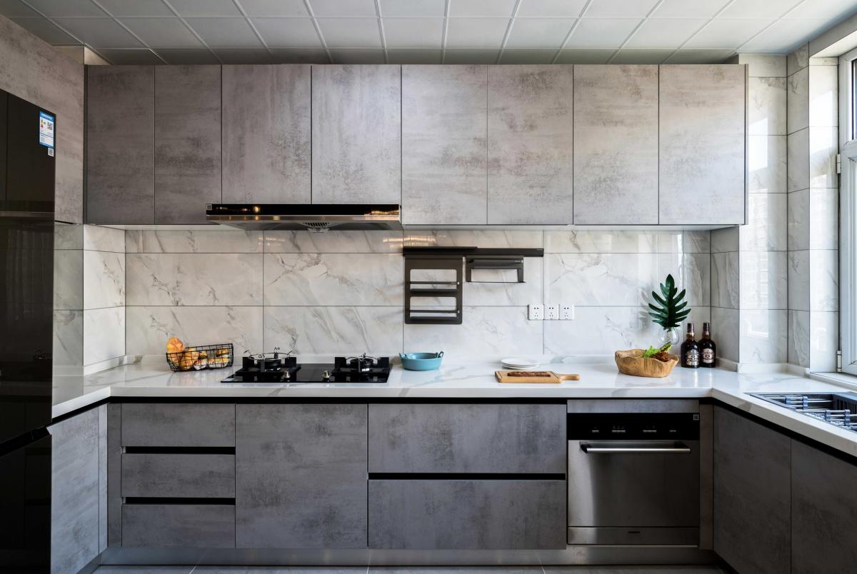 水泥灰颜色的柜门,白色的台面,大面积的操作台面,相应的烹饪功能一应