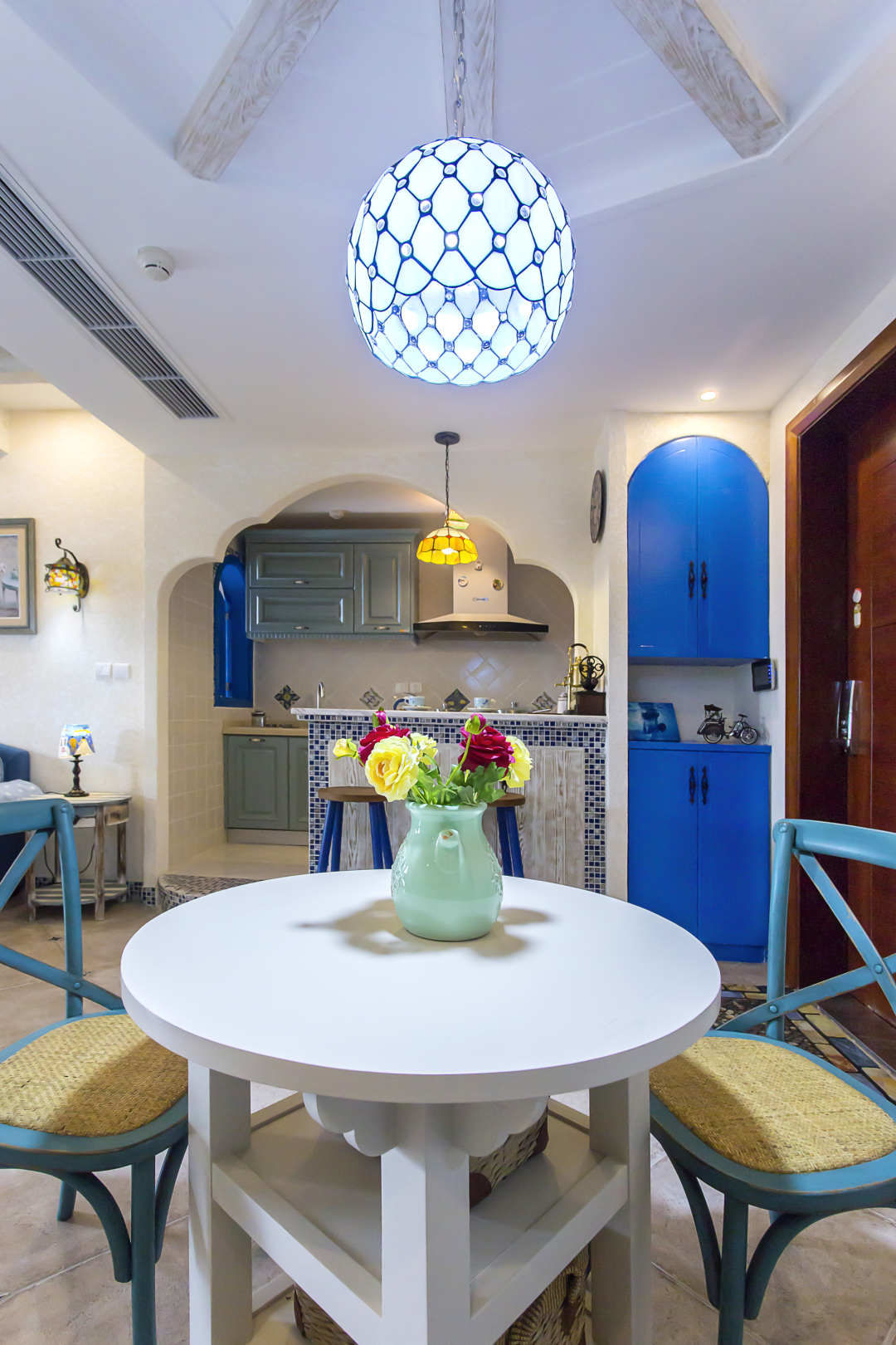 二居室装修,60平米装修,地中海风格,10-15万装修,餐桌,灯具,蓝色