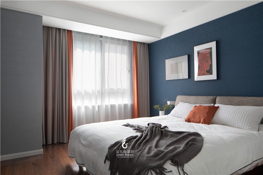 蓝灰与橘色的撞色搭配,作为卧室的主色调令人眼前一亮.