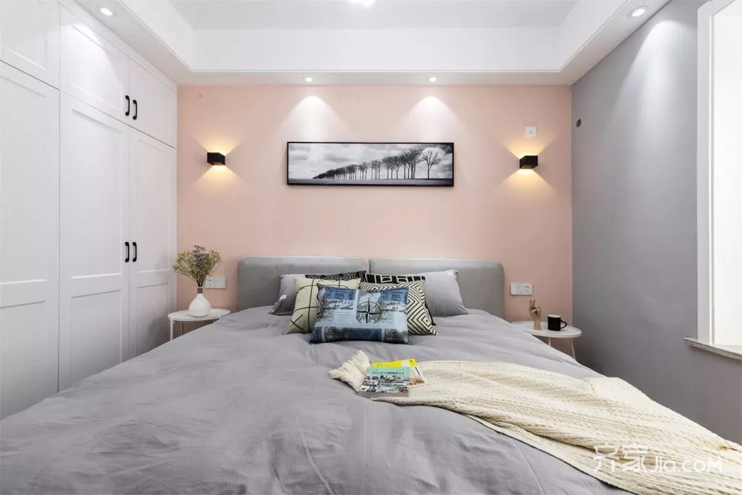 卧室床头背景墙和床尾墙分别刷上主题粉灰色,整个房间以简洁淡雅为主.