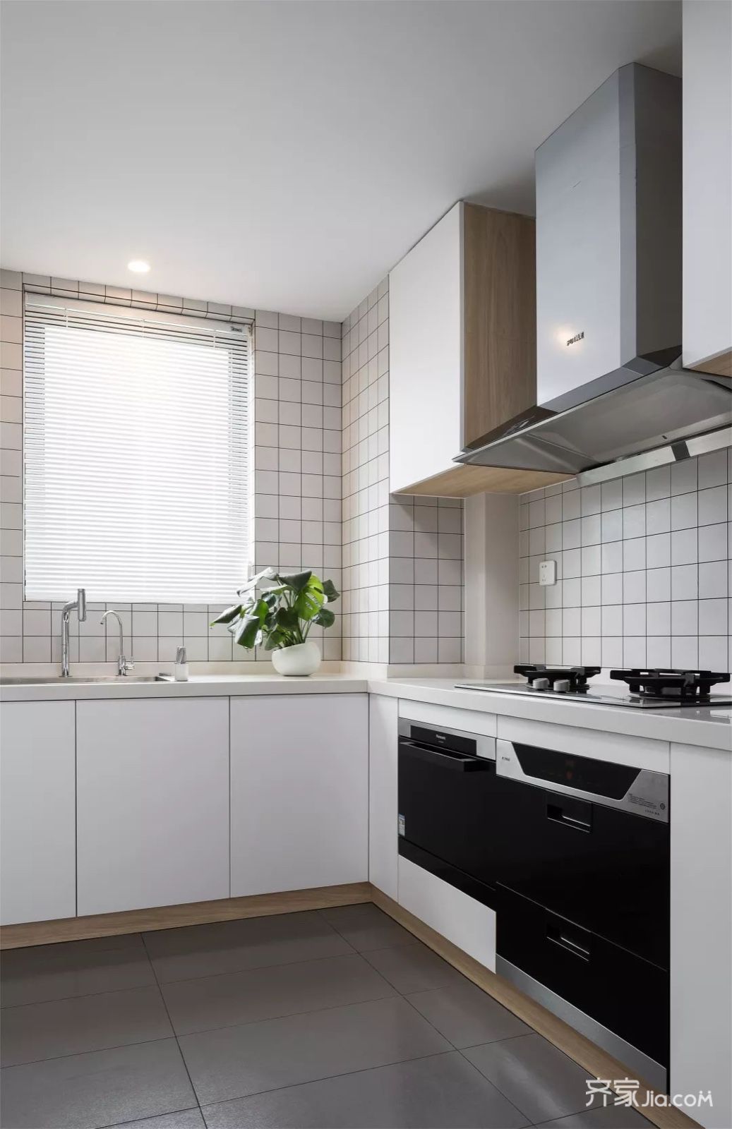 l形的厨房,在灰色地面砖的基础,白色小格砖 摆设橱柜搭配,整体厨房