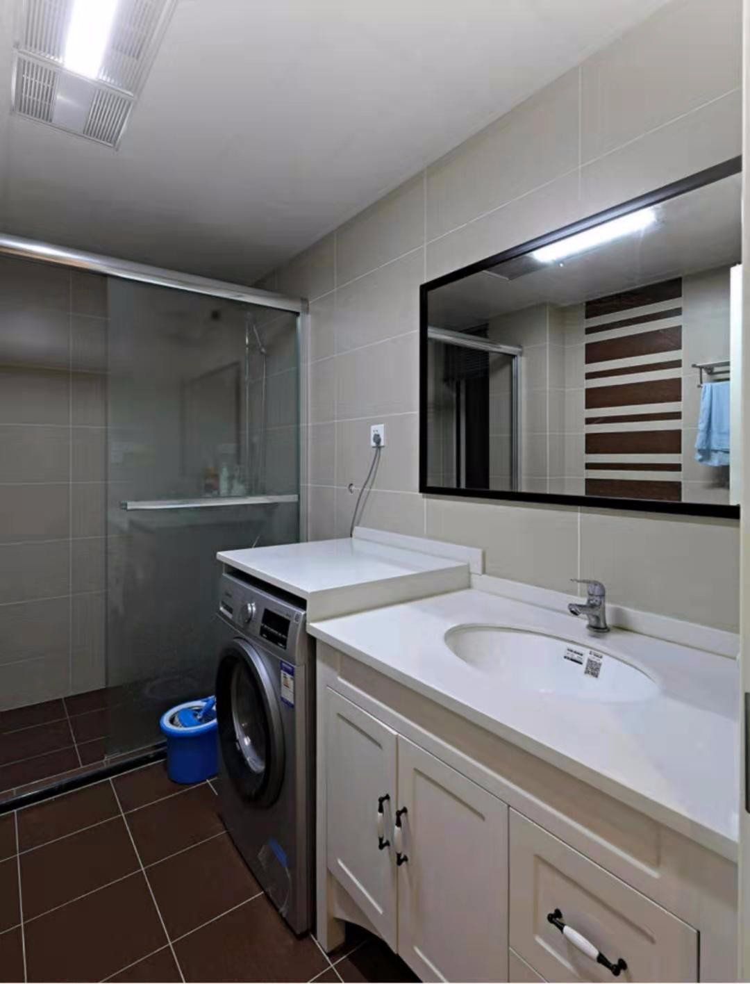 卫生间采用淋浴隔断做干湿分区 定做大理石台面放洗衣机增加使用空间