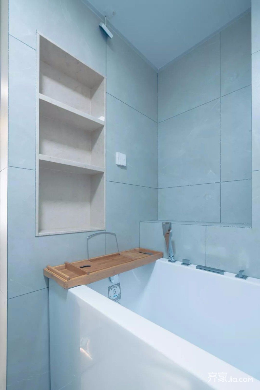 浴室延续了简洁明了的调性,壁龛用来提供放置洗护用品.