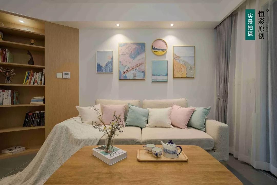 客厅主色以米白色为主,米白色的沙发,背景墙,搭配非常淡的粉色,绿色