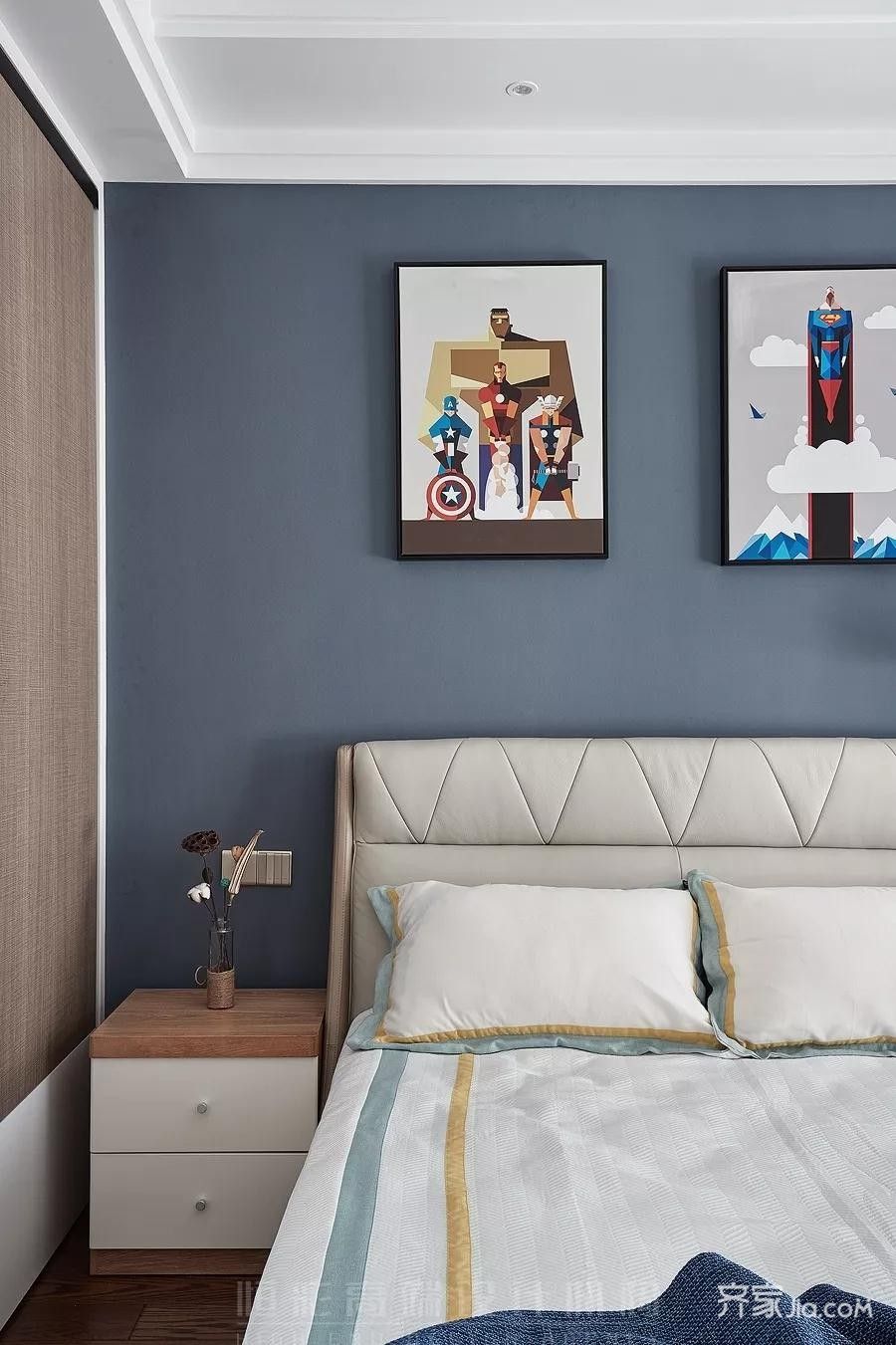 卧室空间选用灰蓝色作为主导色,灰蓝色的墙面搭配白色吊顶及石膏走线