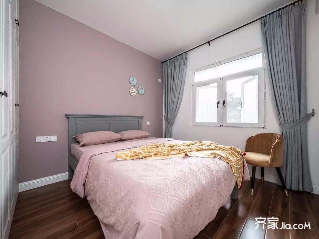 次卧的床头背景墙选用了不饱和的灰粉色涂料,配上同色系的床品,简单