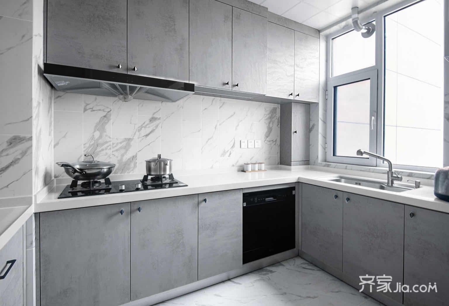 厨房u型橱柜,灰白配色,很清爽,显干净.