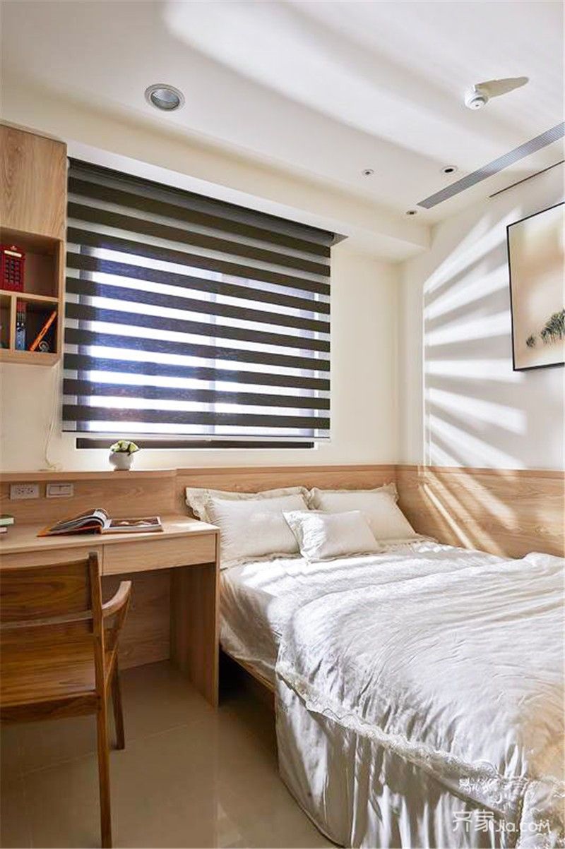 卧室装修以简单为主,阳光透过百叶窗照进卧室,整个房间温馨舒适.