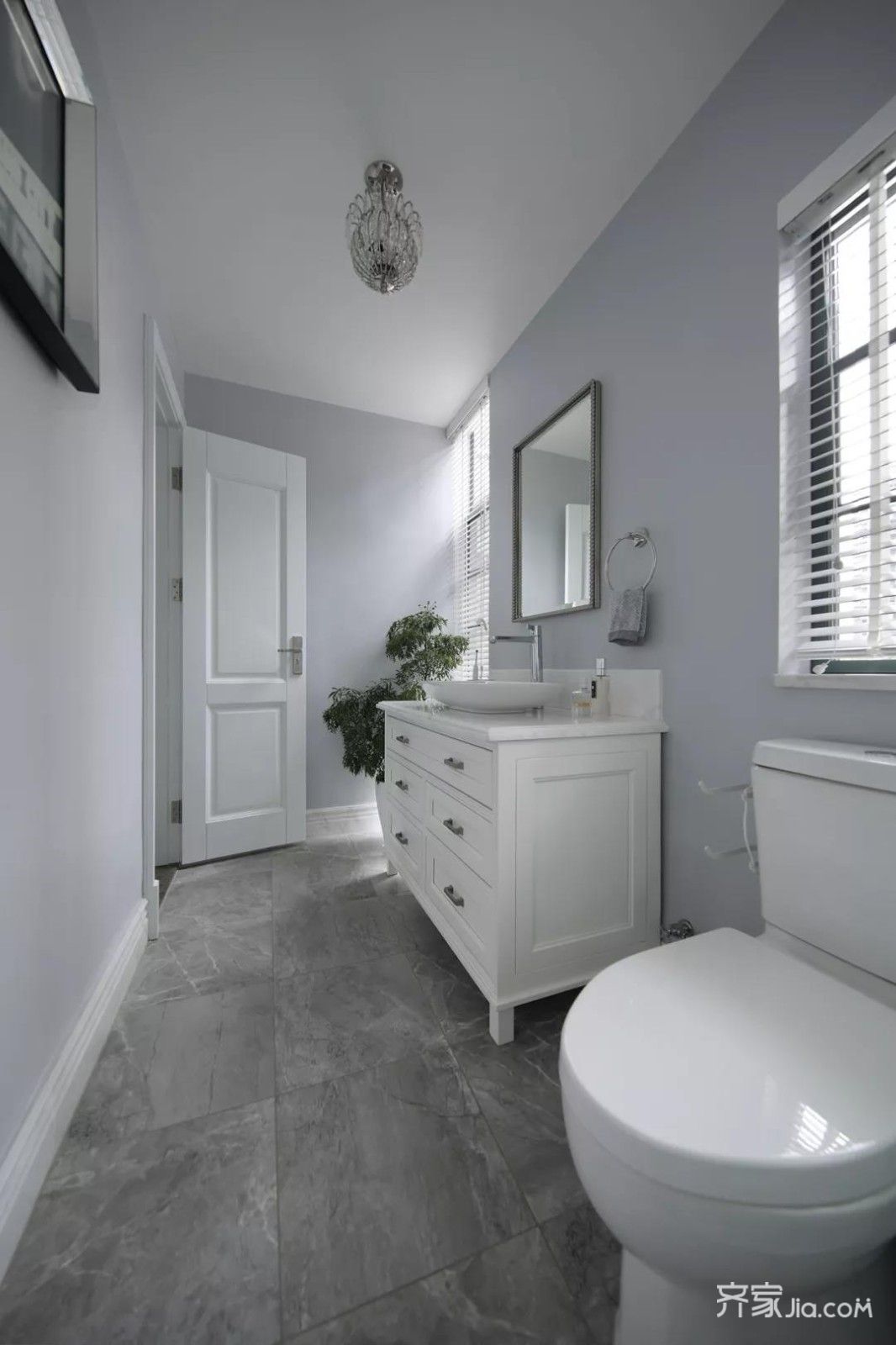 主卧卫生间以灰色地砖 雅白墙砖,浴缸区域是水磨图案的墙砖布置,为