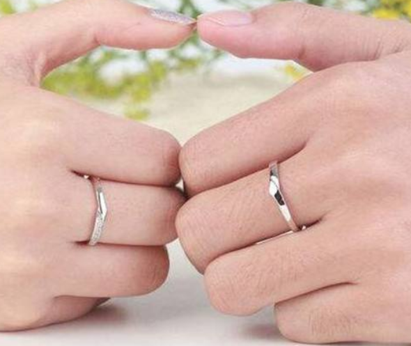 男士婚戒应该戴哪只手男士戒指左右手戴戒指含义