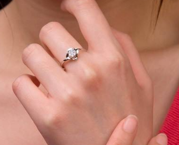 为什么好多人把钻戒戴在中指女人戒指正确戴法