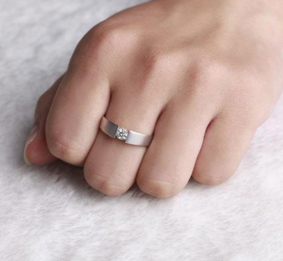 单身为什么中指戴戒指 不同感情状态戴戒指怎么戴