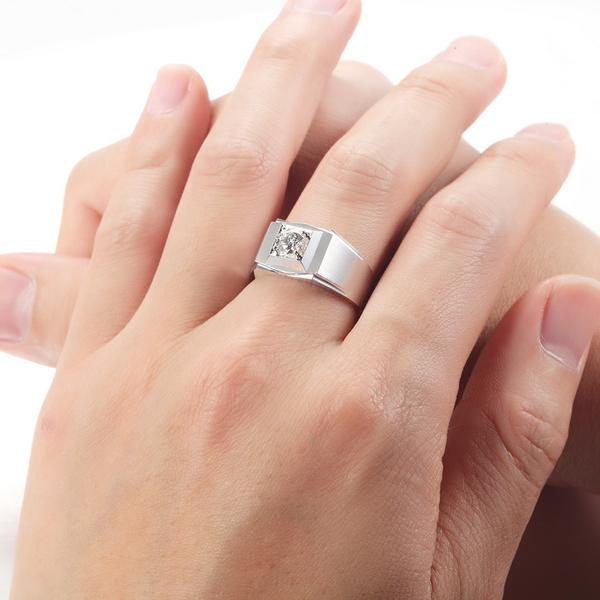 3,右手中指戴戒指表示已经有了对象,但是也没结婚.