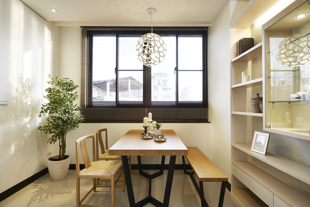 日式风格餐厅实木餐桌椅设计