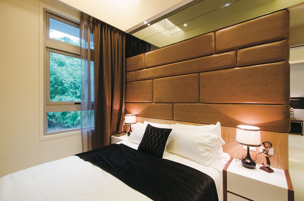 美式卧室咖色系床头软包背景墙设计