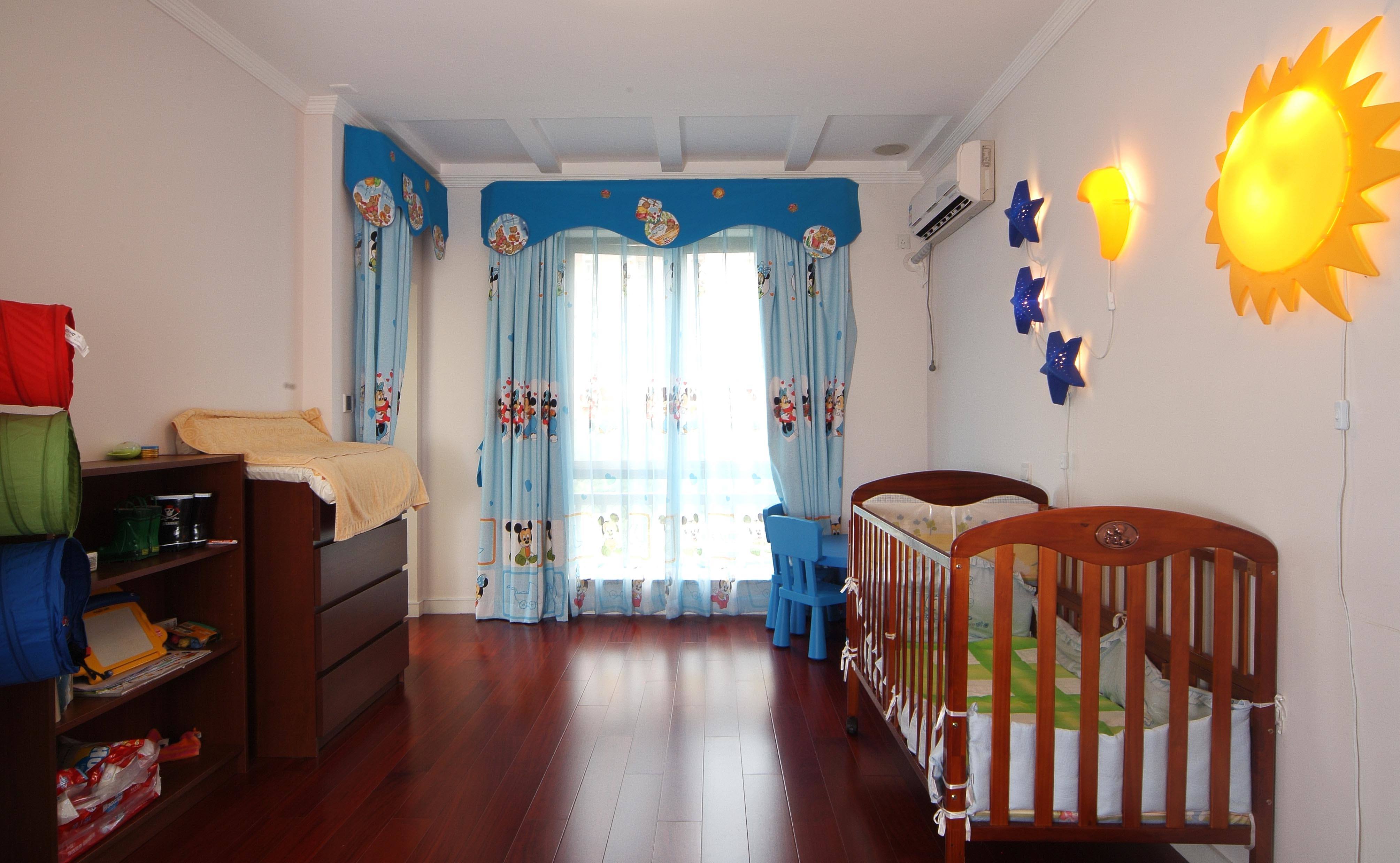 实木美式儿童房 蓝色窗帘效果图