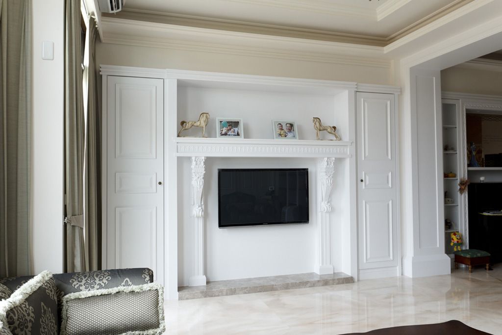 白色简约客厅隐形门电视背景墙装潢效果图
