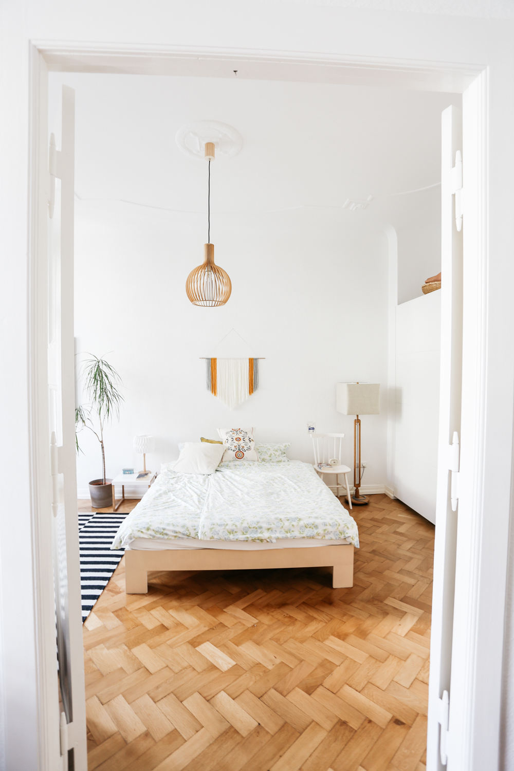 简约现代卧室实木地板装饰图