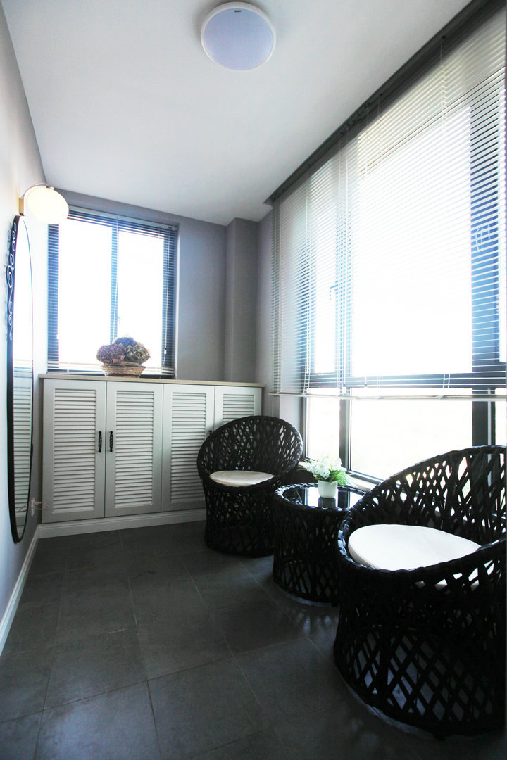 现代家居封闭式阳台黑色藤制茶几桌椅装饰效果图