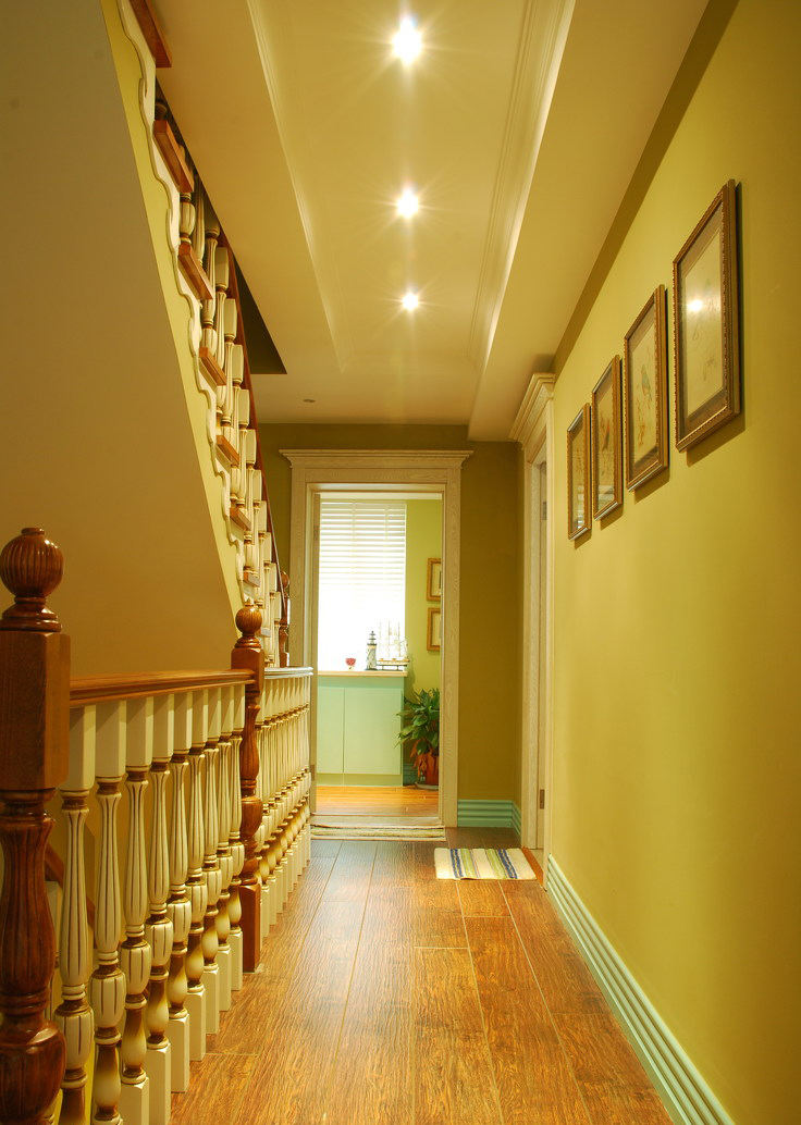 温馨暖调复古美式别墅楼梯过道装饰