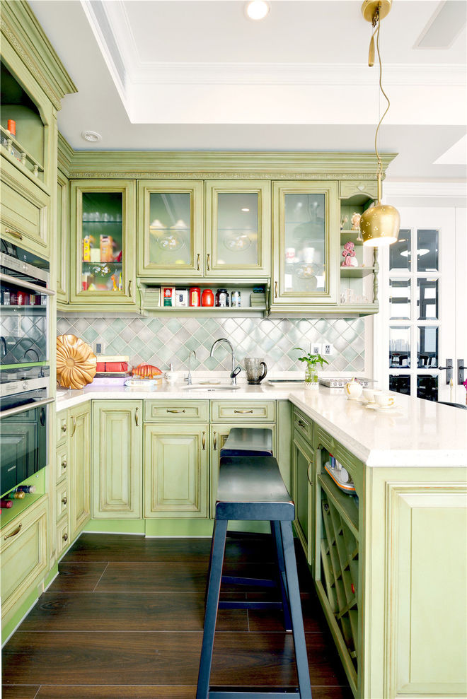 美式风格厨房烤漆橱柜装饰图