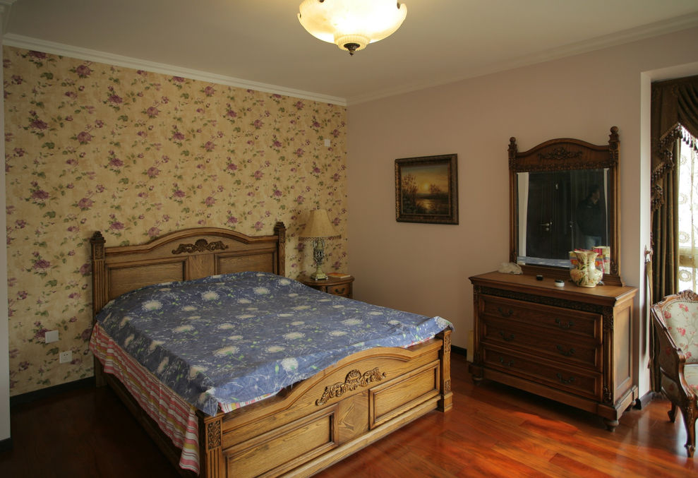 古典欧式卧室实木床装饰图