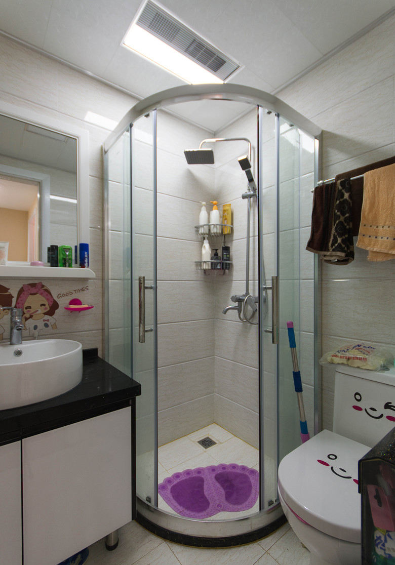 清新现代简约风卫生间扇形淋浴房设计