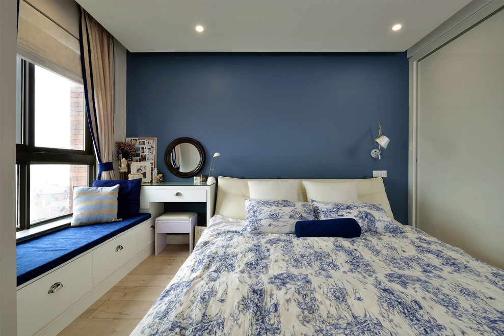 沉稳深蓝色简约美式卧室带飘窗设计