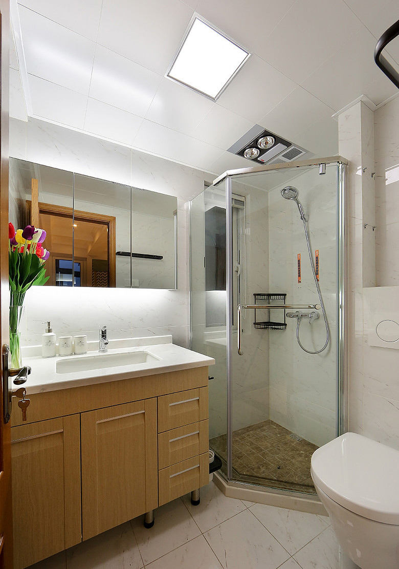 清爽简约美式卫生间扇形淋浴房设计